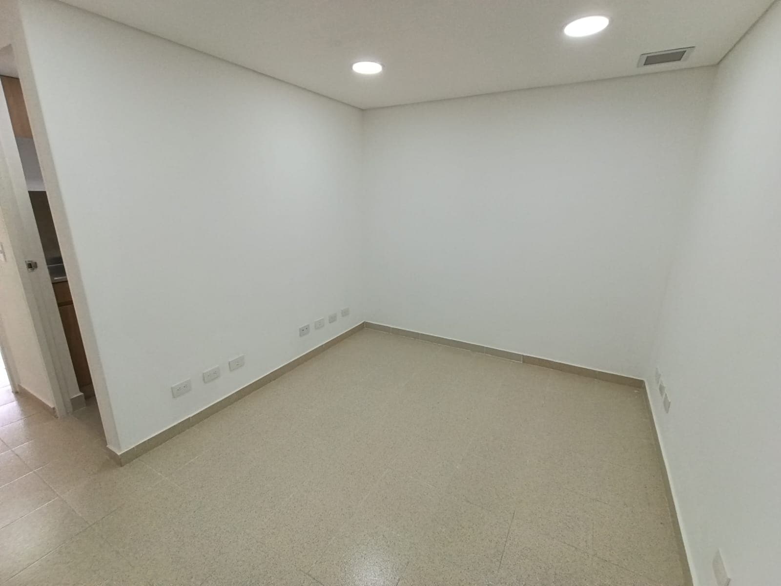 Oficina en arriendo en Patio Bonito, El Poblado, Medellín — foto 4 de 11