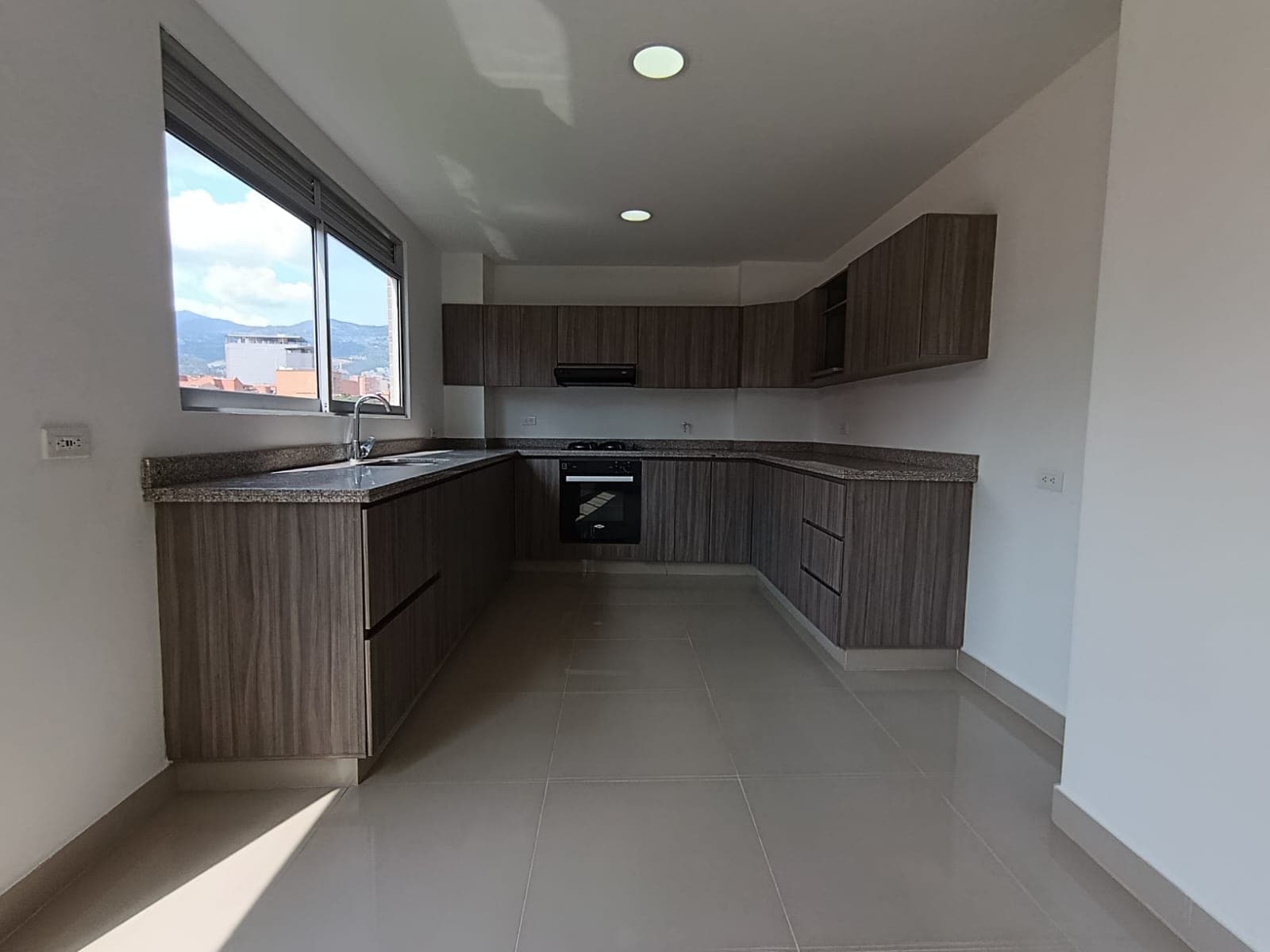 Apartamento en arriendo en La Castellana, Laureles, Medellín — foto 1 de 14