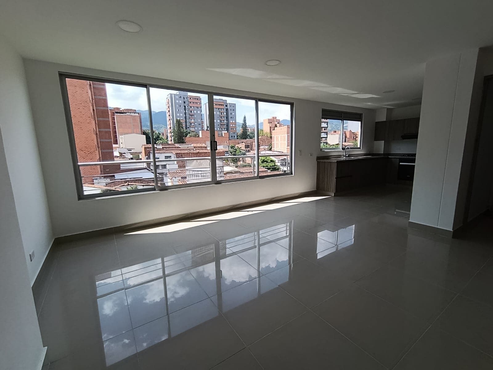 Apartamento en arriendo en La Castellana, Laureles, Medellín — foto 3 de 14