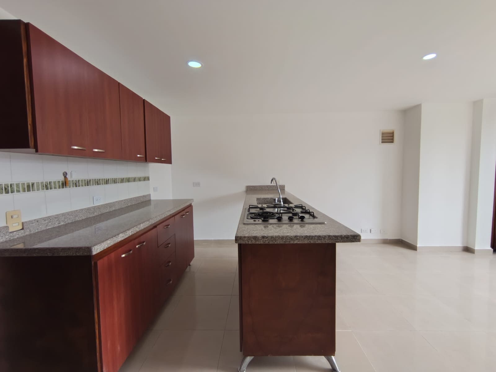 Apartaestudio en arriendo en La Castellana, Laureles, Medellín — foto 1 de 12