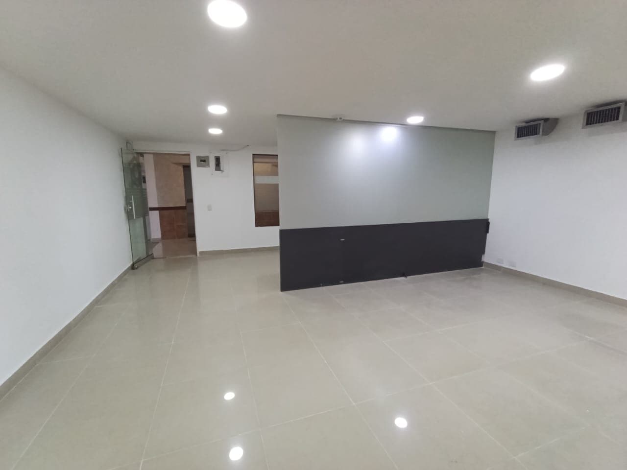 Local en arriendo en San Diego, El Poblado, Medellín — foto 1 de 17