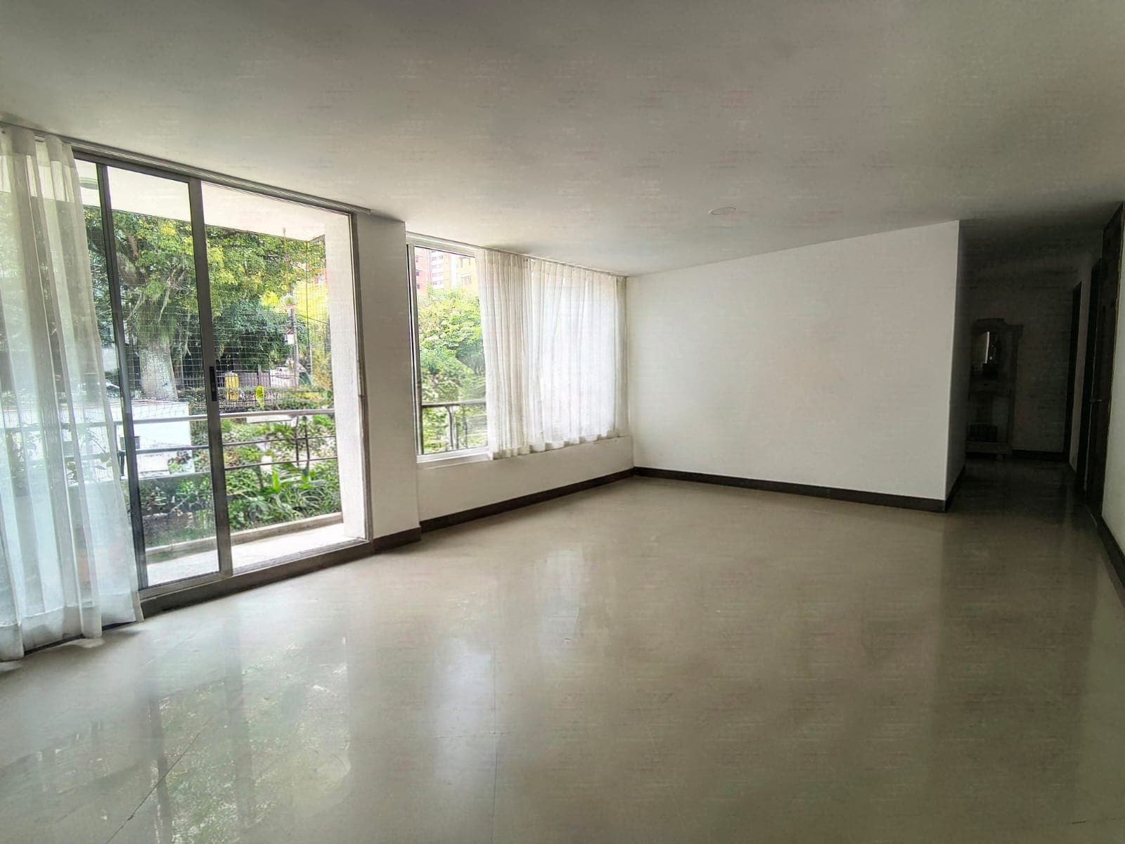 Apartamento en arriendo en Los Balsos, El Poblado, Medellín — foto 3 de 15