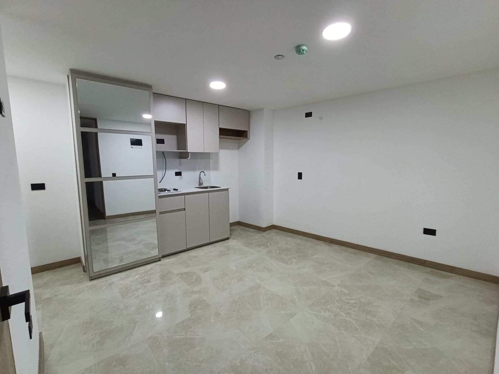 Apartaestudio en arriendo en La Candelaria, Centro, Medellín — foto 1 de 8