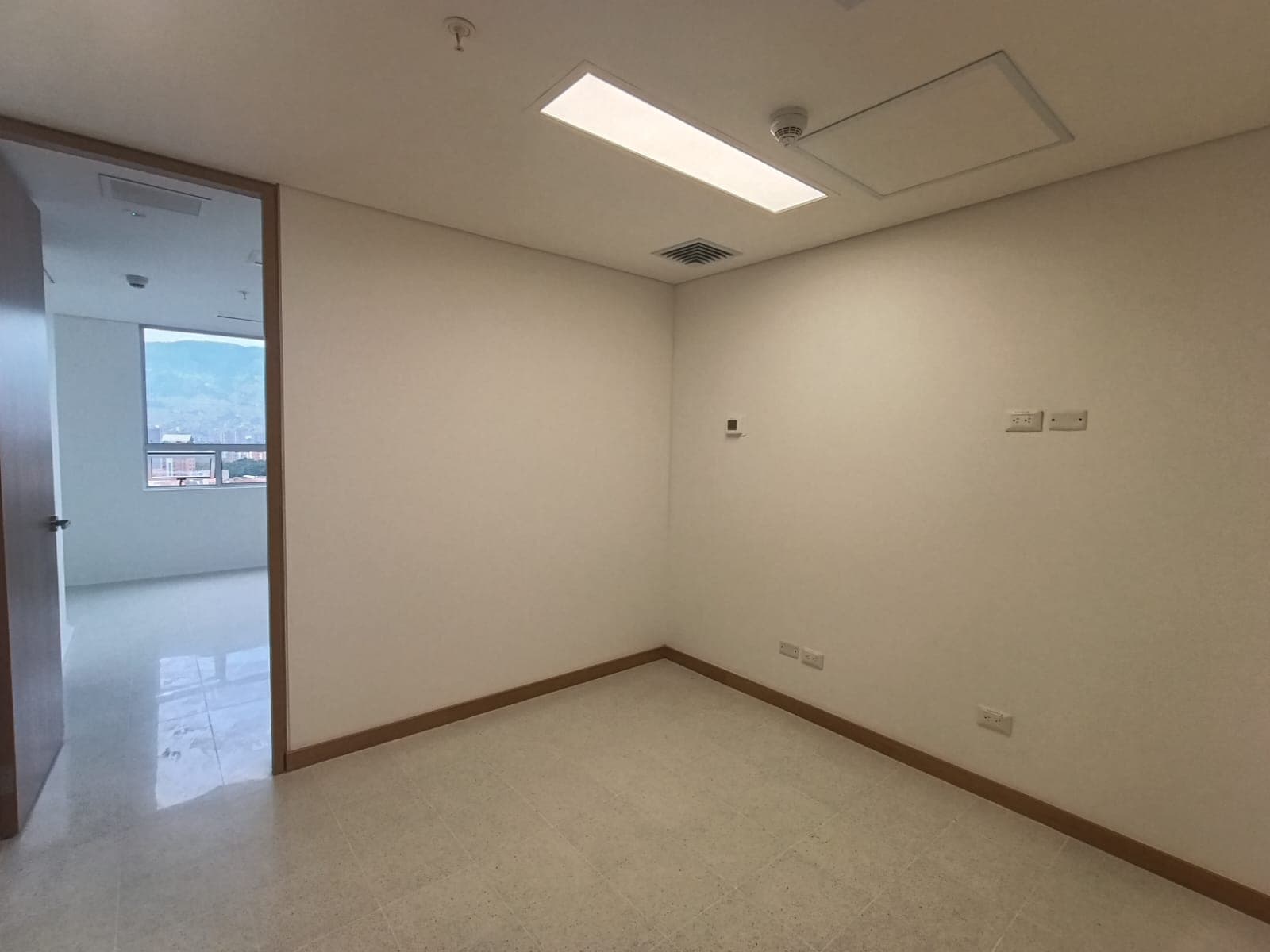 Consultorio en arriendo en Los Pinos, La America, Medellín — foto 1 de 10