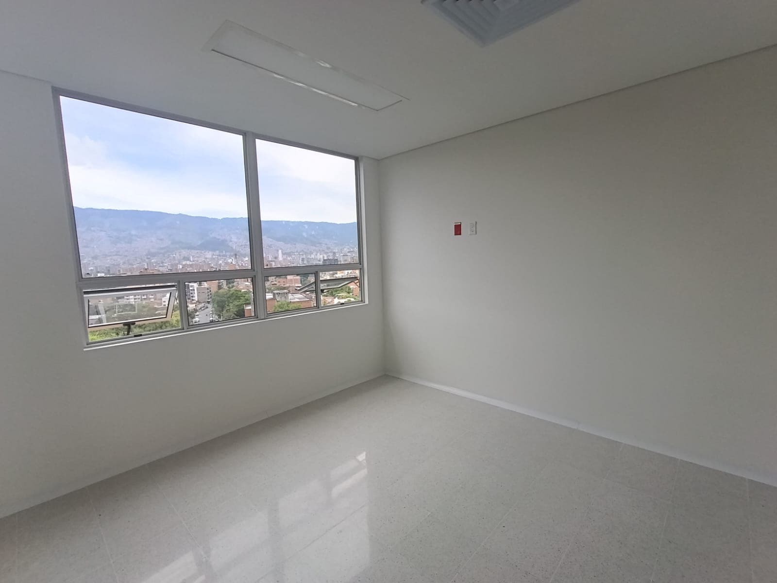 Consultorio en arriendo en Los Pinos, La America, Medellín — foto 2 de 10