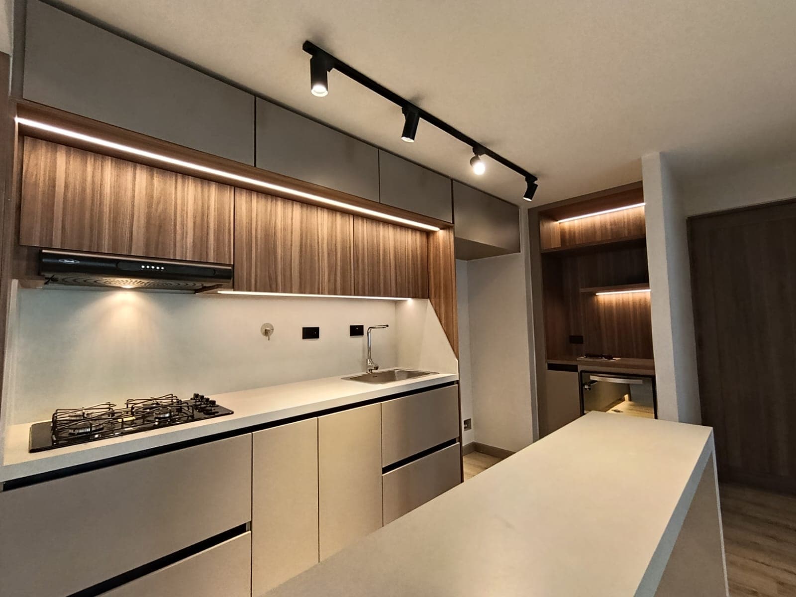 Apartamento en arriendo en Los Balsos, El Poblado, Medellín — foto 1 de 16