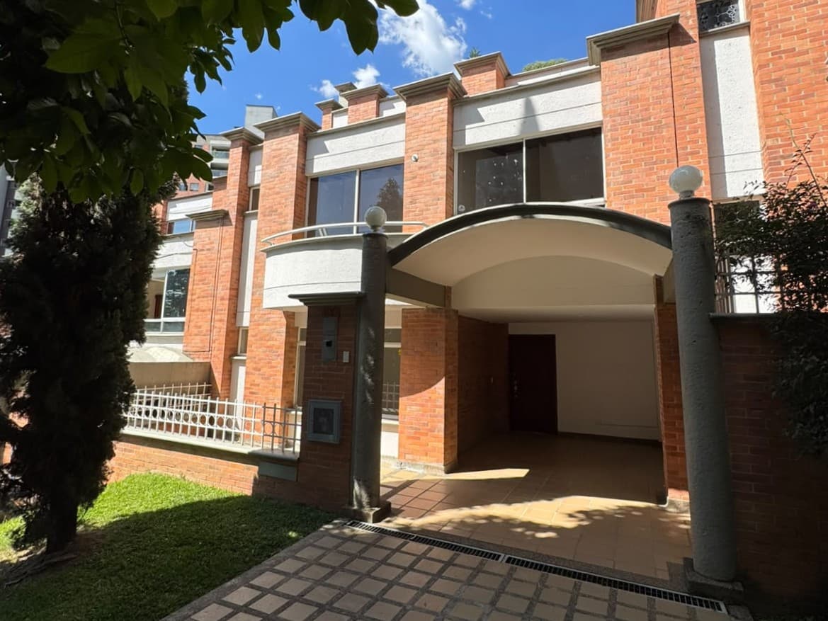 Casa Vivienda en arriendo en Loma Del Esmeraldal, Envigado — foto 1 de 9