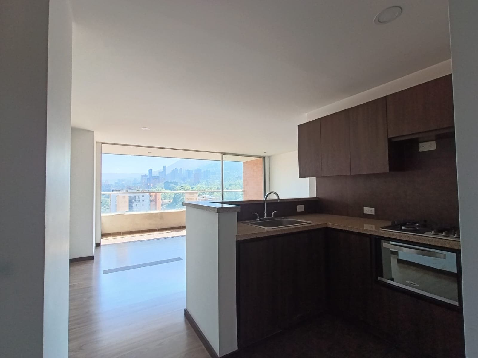 Apartamento en arriendo en Intermedia, Envigado — foto 4 de 19