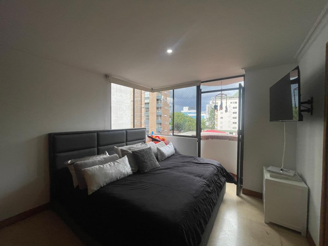 Apartaestudio en arriendo en Aguacatala, El Poblado, Medellín — foto 2 de 12
