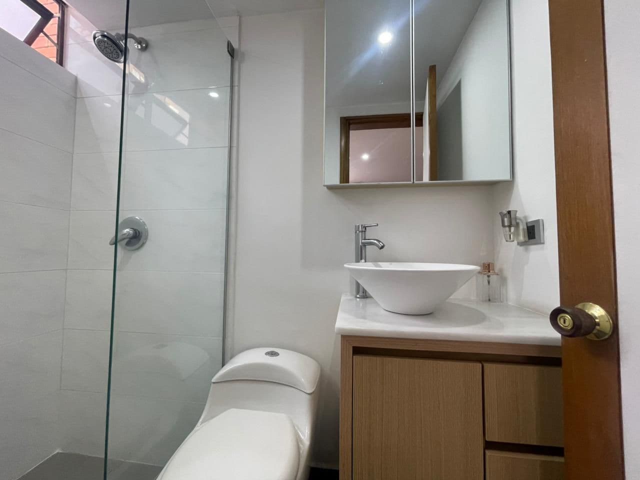 Apartaestudio en arriendo en Aguacatala, El Poblado, Medellín — foto 3 de 12