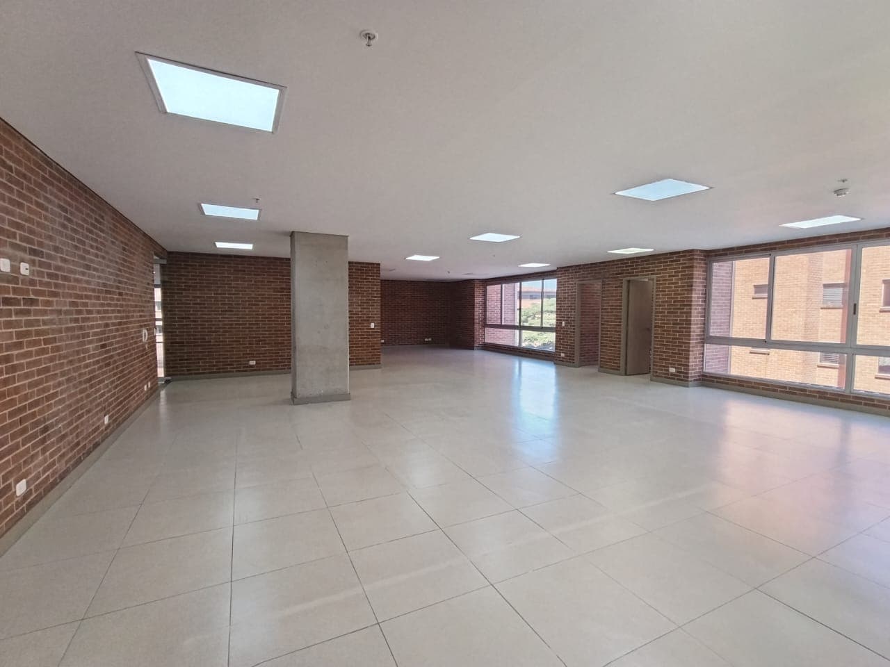 Oficina en arriendo en Castropol, El Poblado, Medellín — foto 1 de 15