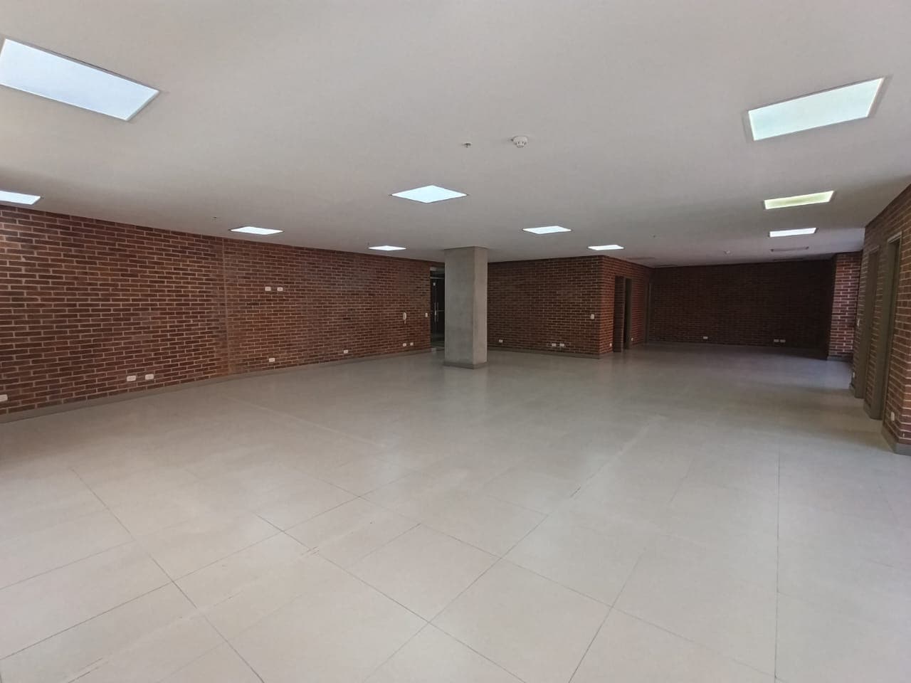 Oficina en arriendo en Castropol, El Poblado, Medellín — foto 3 de 15