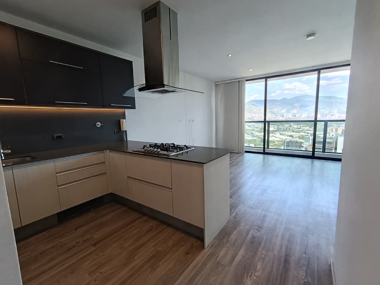Apartamento en arriendo en Los Balsos, El Poblado, Medellín — foto 1 de 20
