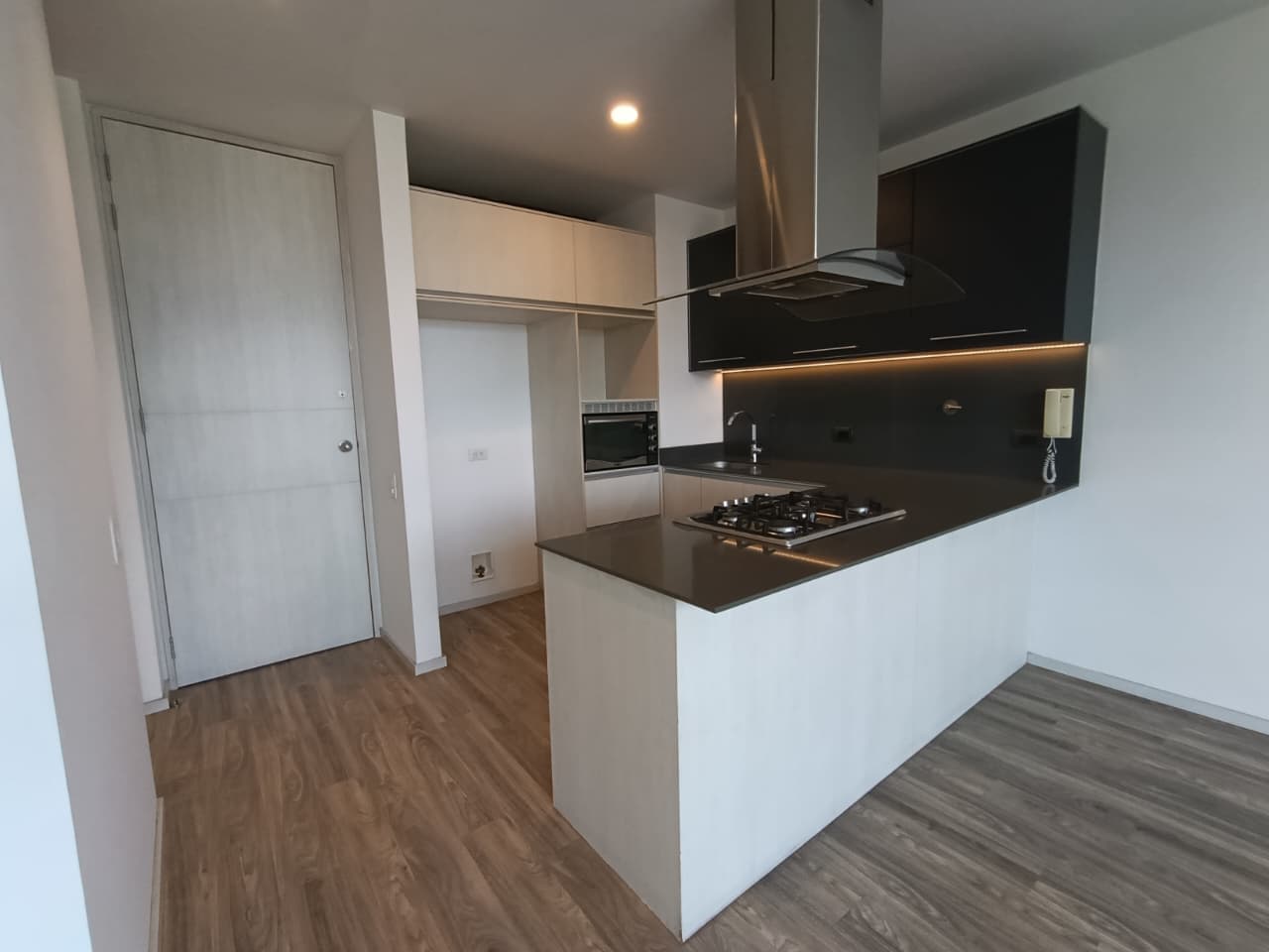 Apartamento en arriendo en Los Balsos, El Poblado, Medellín — foto 3 de 20