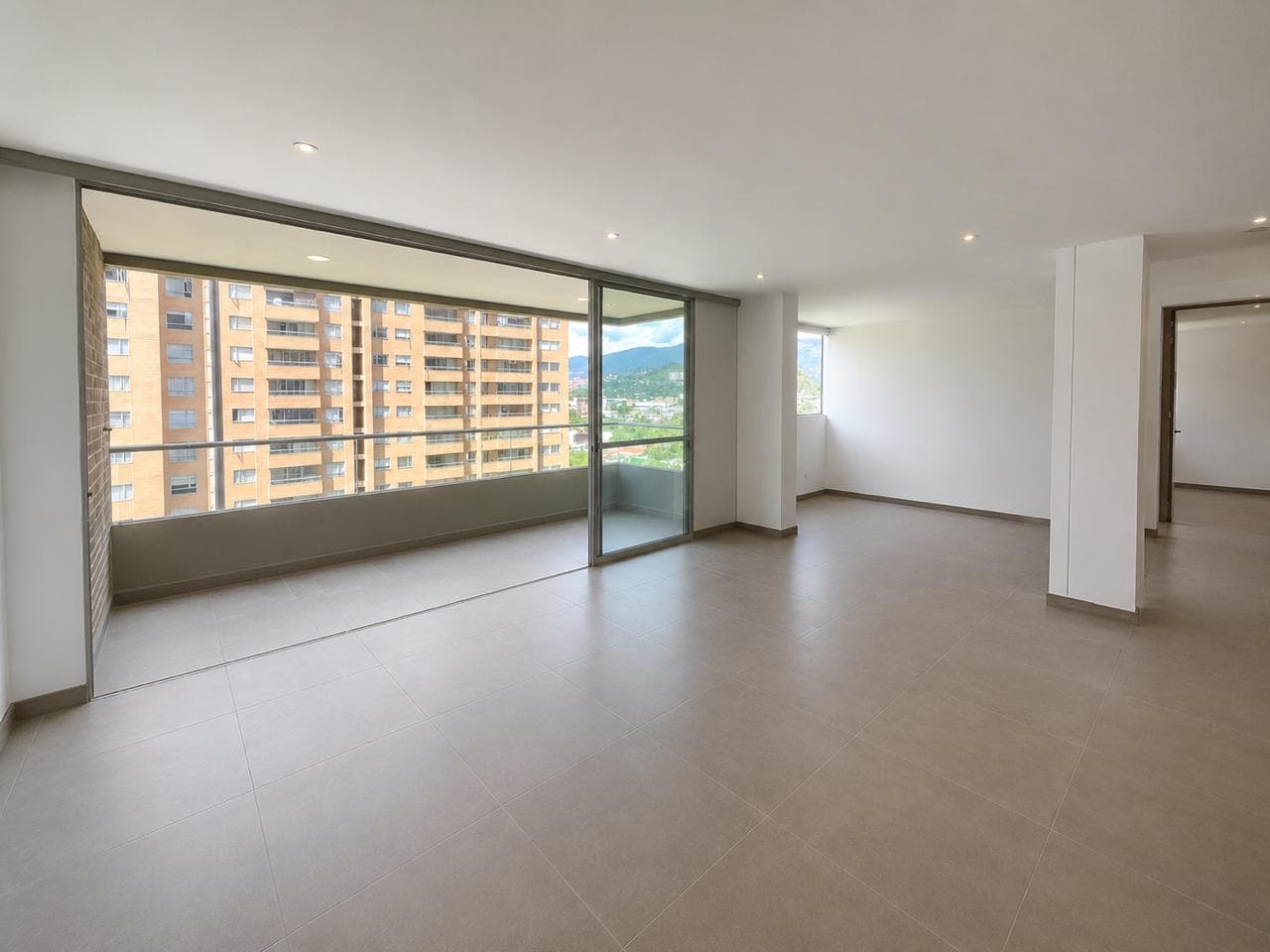 Apartamento en arriendo en Ciudad Del Rio, El Poblado, Medellín — foto 1 de 13