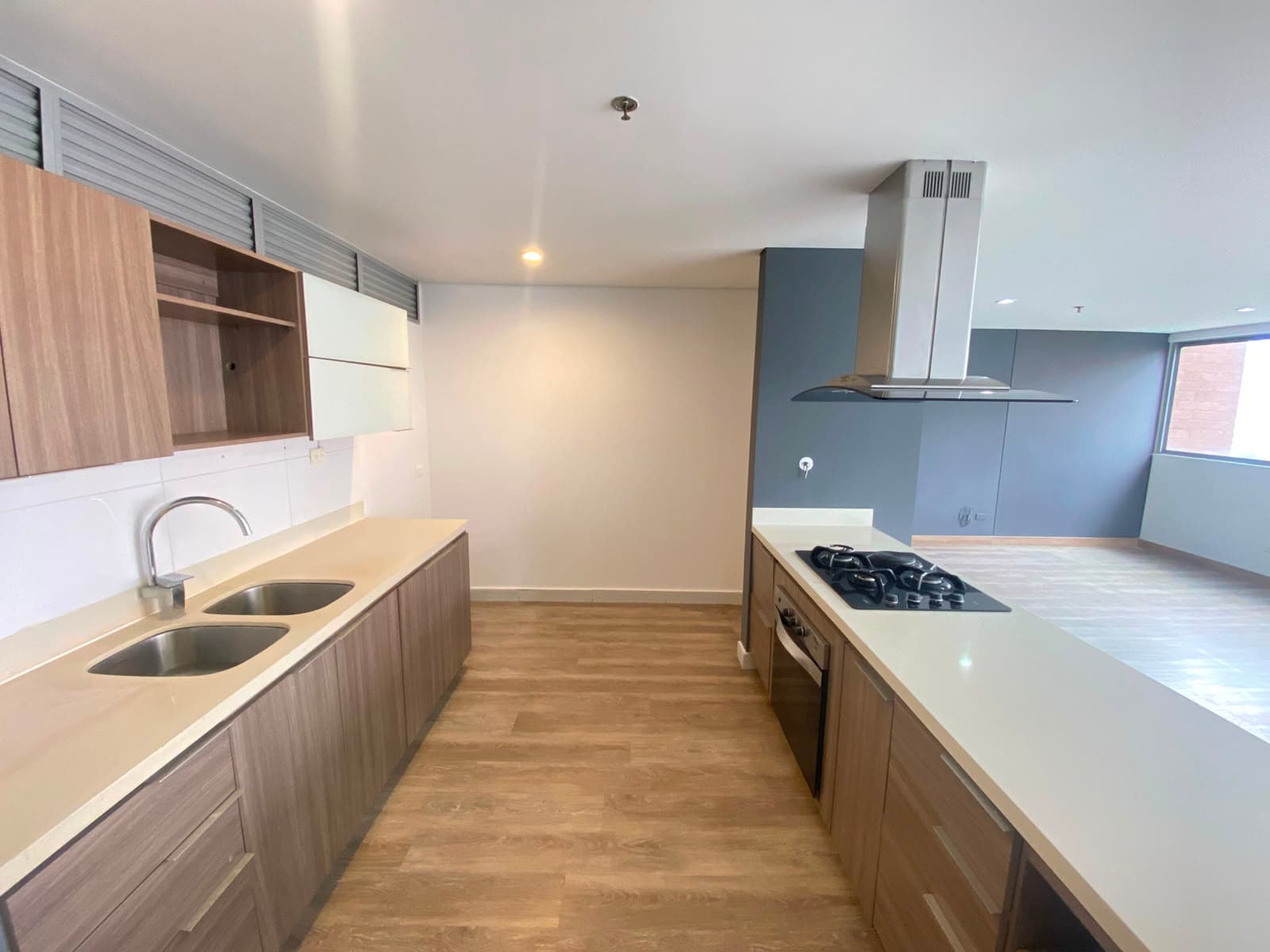 Apartamento en arriendo en Castropol, El Poblado, Medellín — foto 1 de 11