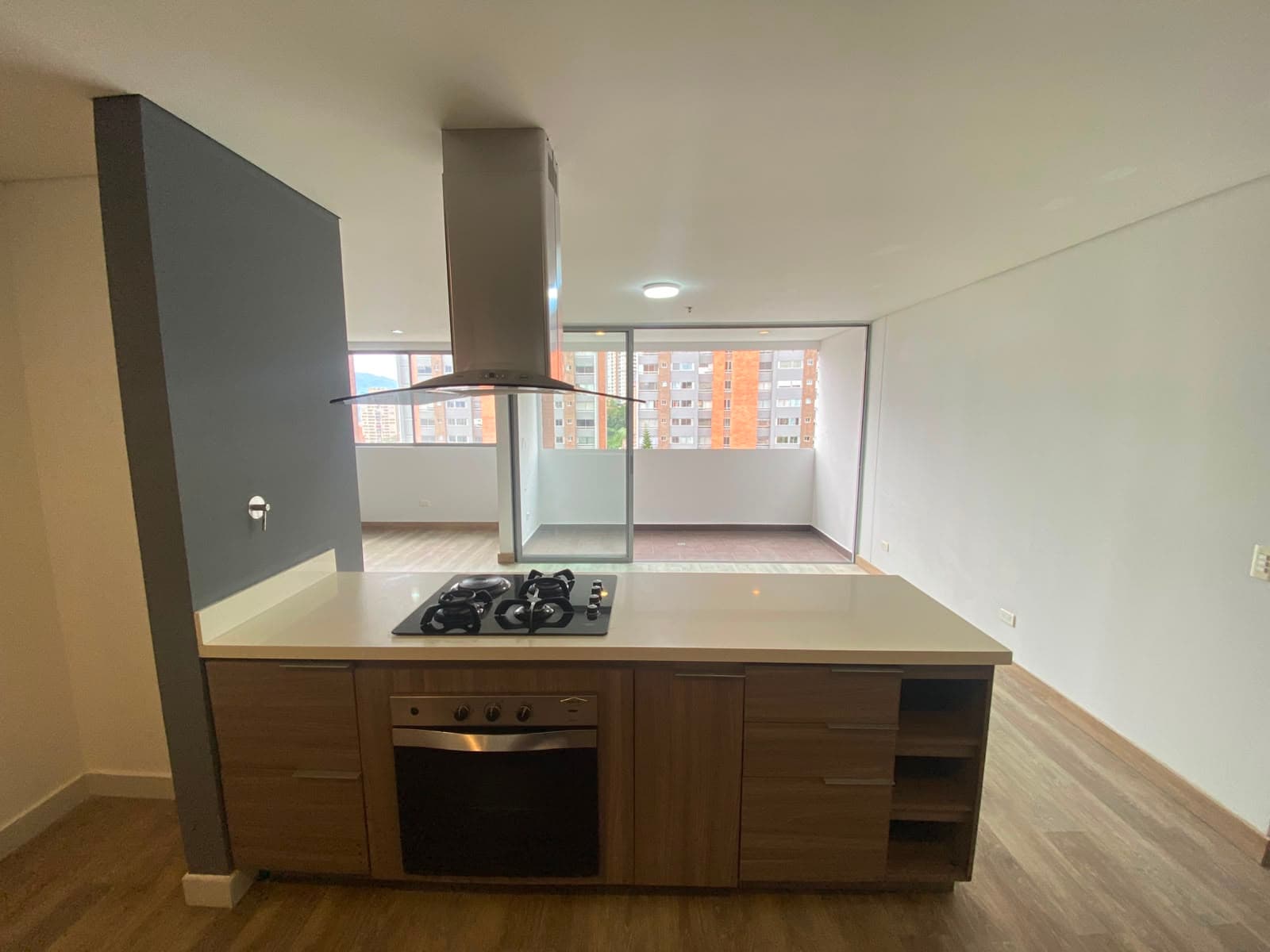Apartamento en arriendo en Castropol, El Poblado, Medellín — foto 3 de 11