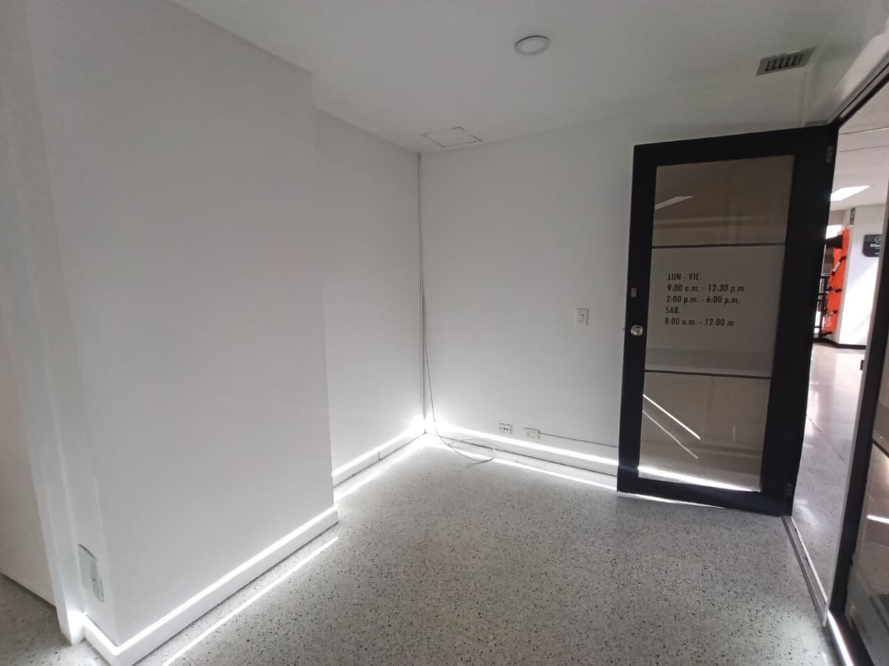 Consultorio en arriendo en Patio Bonito, El Poblado, Medellín — foto 1 de 13