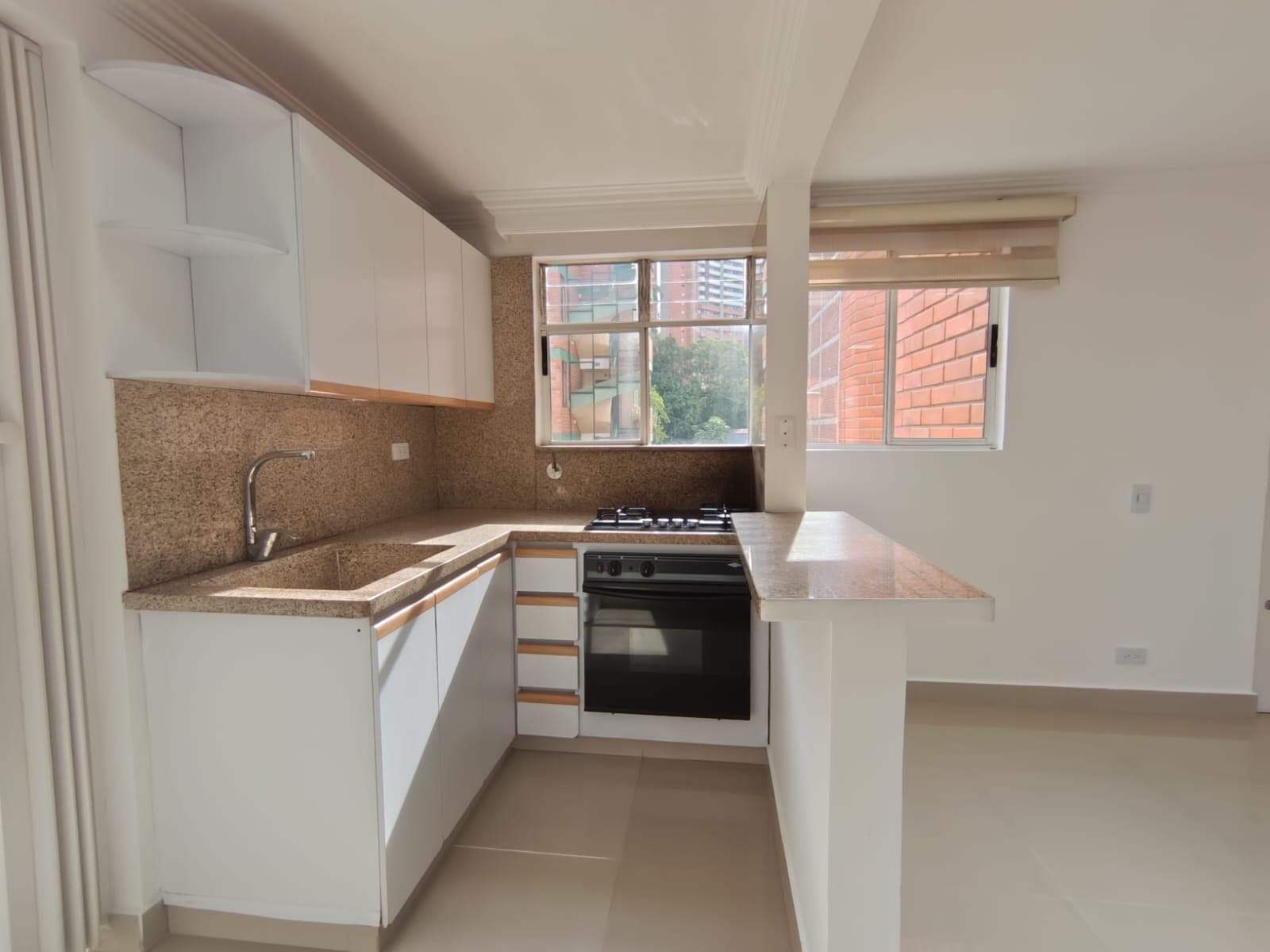 Apartaestudio en arriendo en La Castellana, Laureles, Medellín — foto 2 de 15