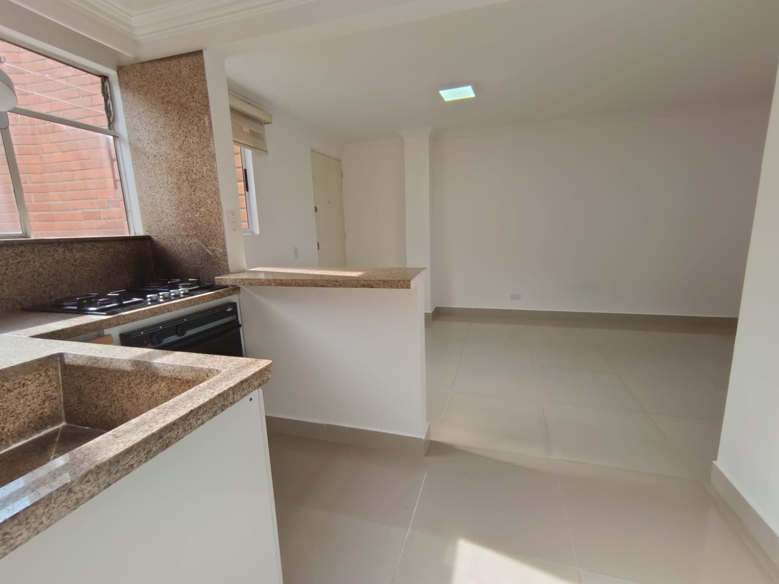 Apartaestudio en arriendo en La Castellana, Laureles, Medellín — foto 3 de 15