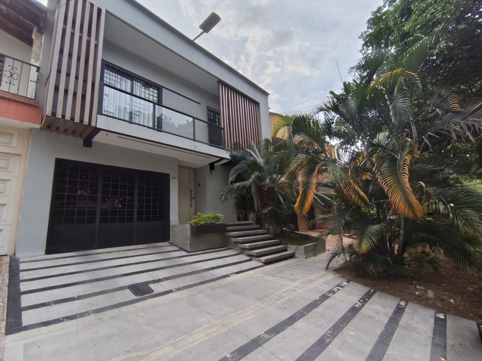Casa Comercial en arriendo en La Castellana, Laureles, Medellín — foto 1 de 20