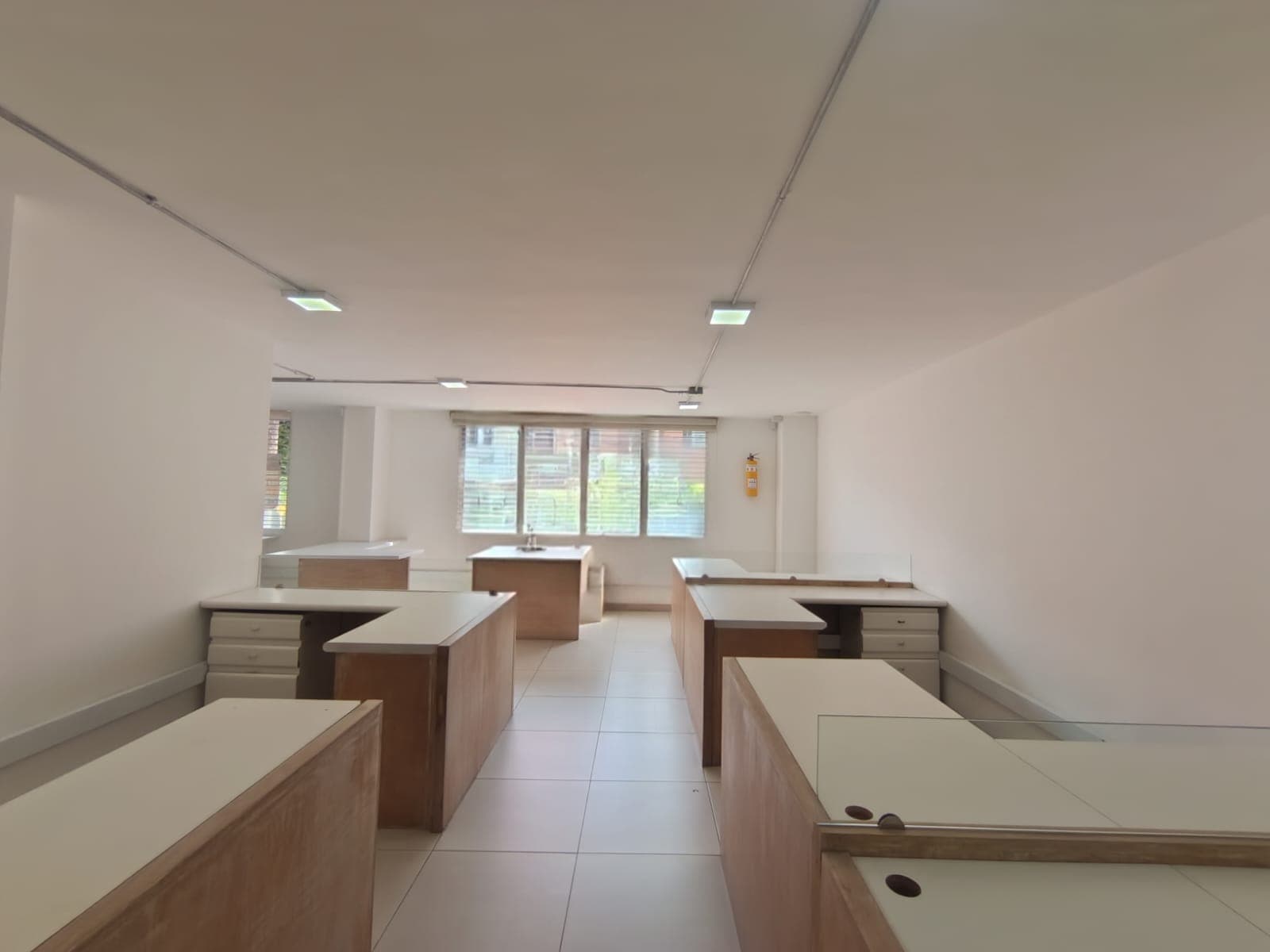 Local en arriendo en El Velódromo, Laureles, Medellín — foto 2 de 12