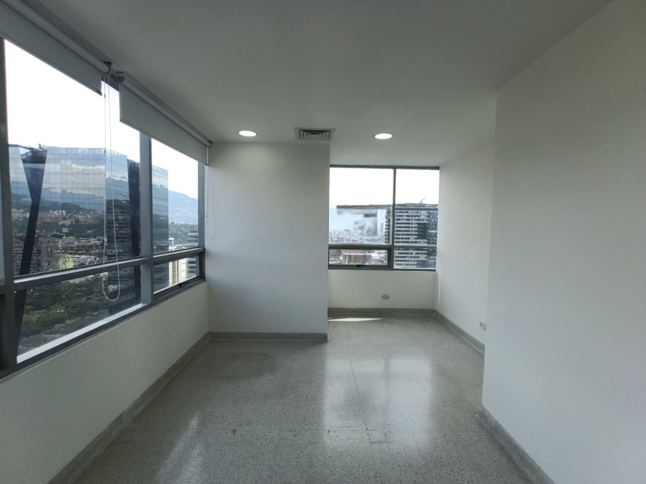 Consultorio en arriendo en Ciudad Del Rio, El Poblado, Medellín — foto 1 de 11