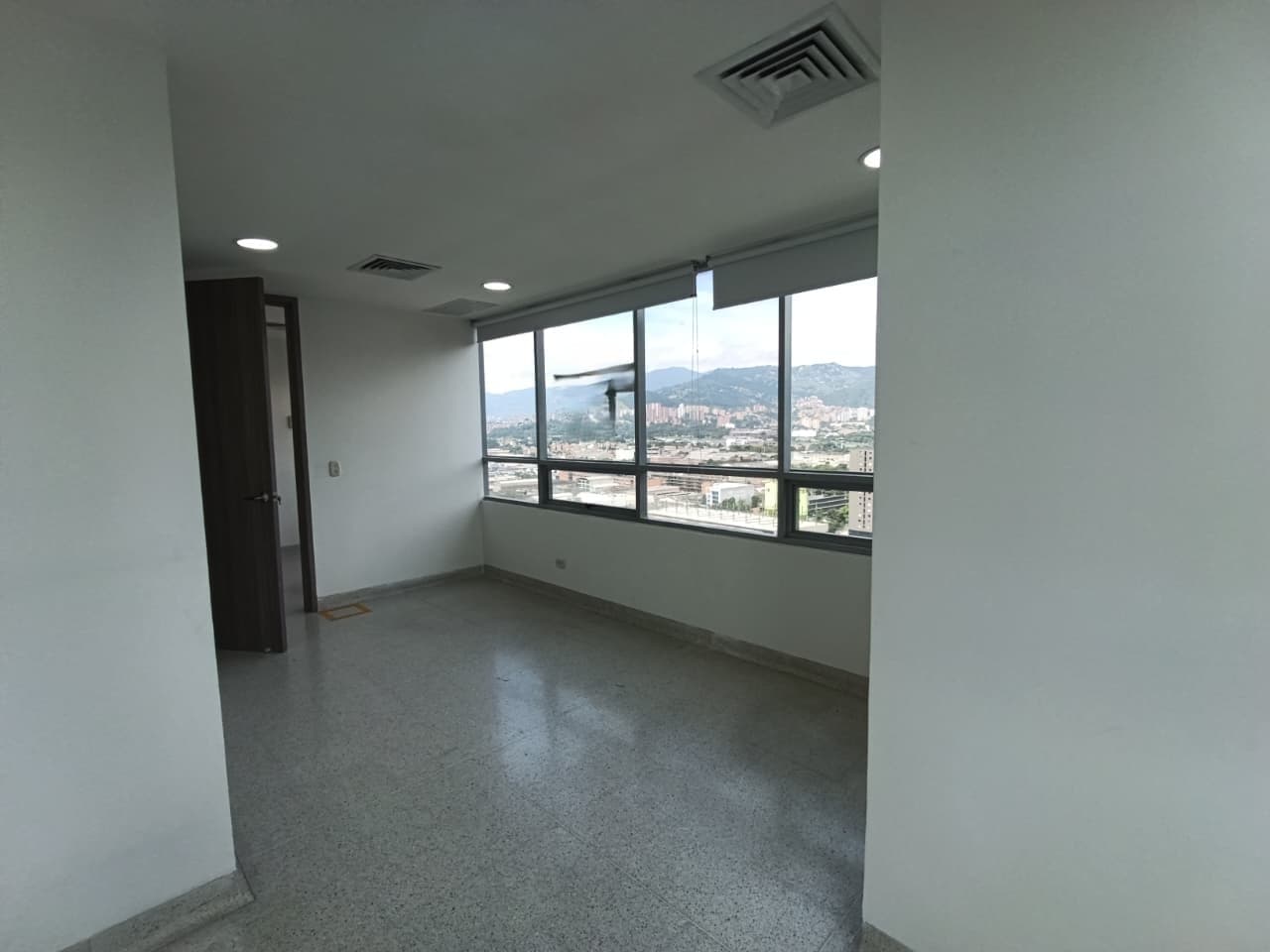 Consultorio en arriendo en Ciudad Del Rio, El Poblado, Medellín — foto 2 de 11