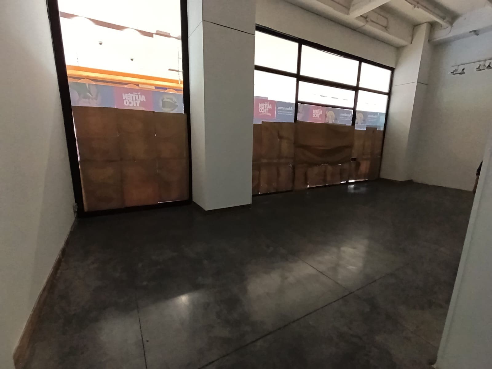 Local en arriendo en Caribe, Centro, Medellín — foto 1 de 11