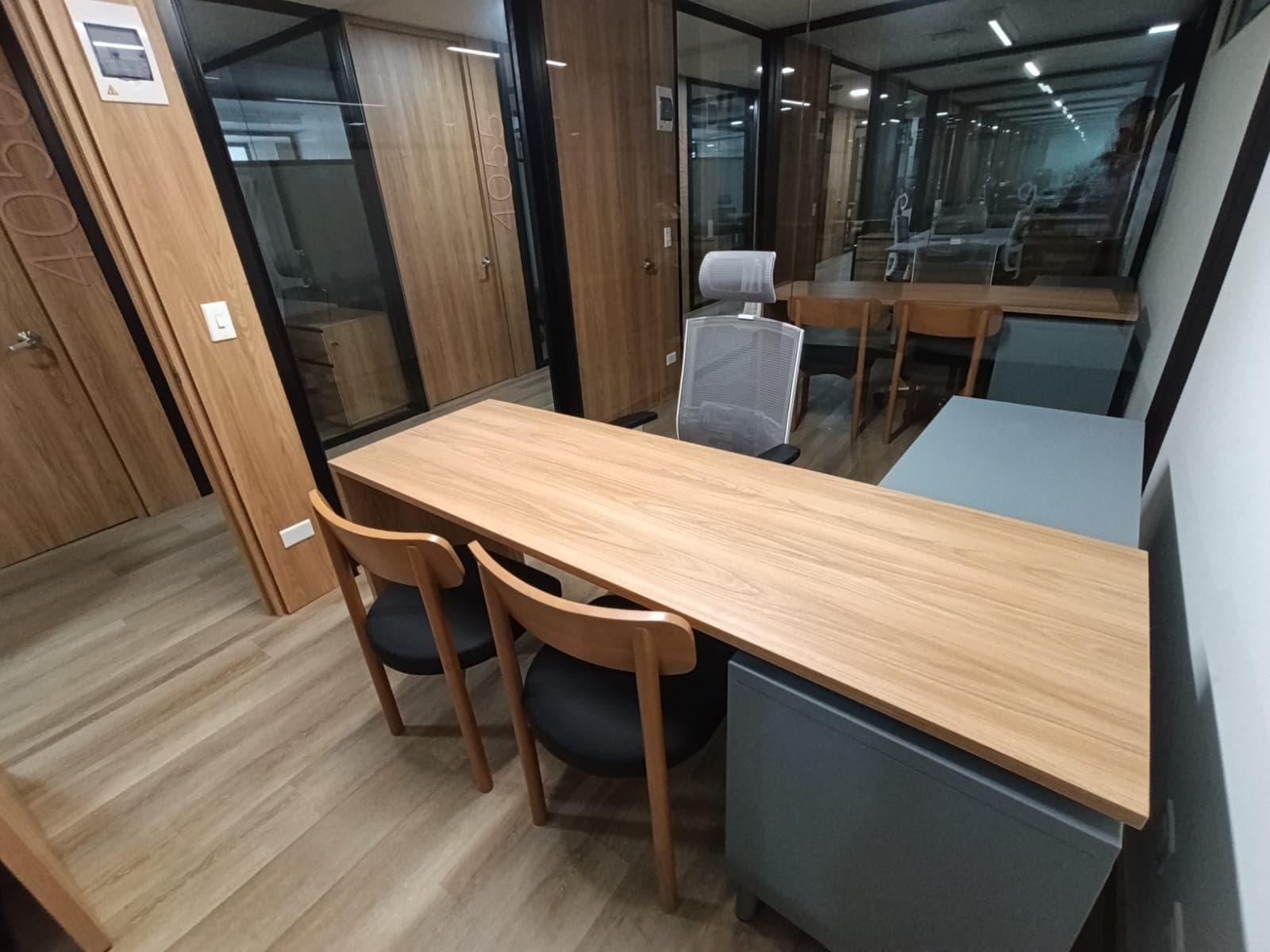 Oficina en arriendo en Los Colores, Laureles, Medellín — foto 2 de 7