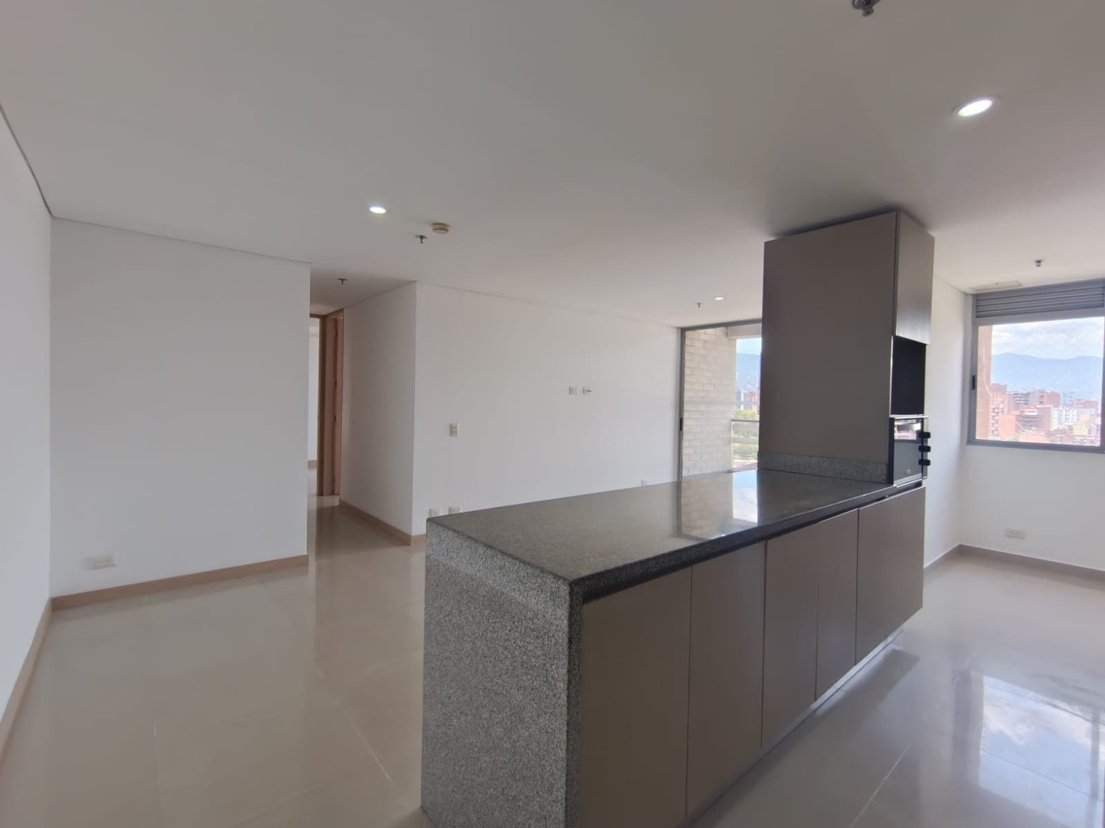 Apartamento en arriendo en Suramericana, Laureles, Medellín — foto 1 de 16
