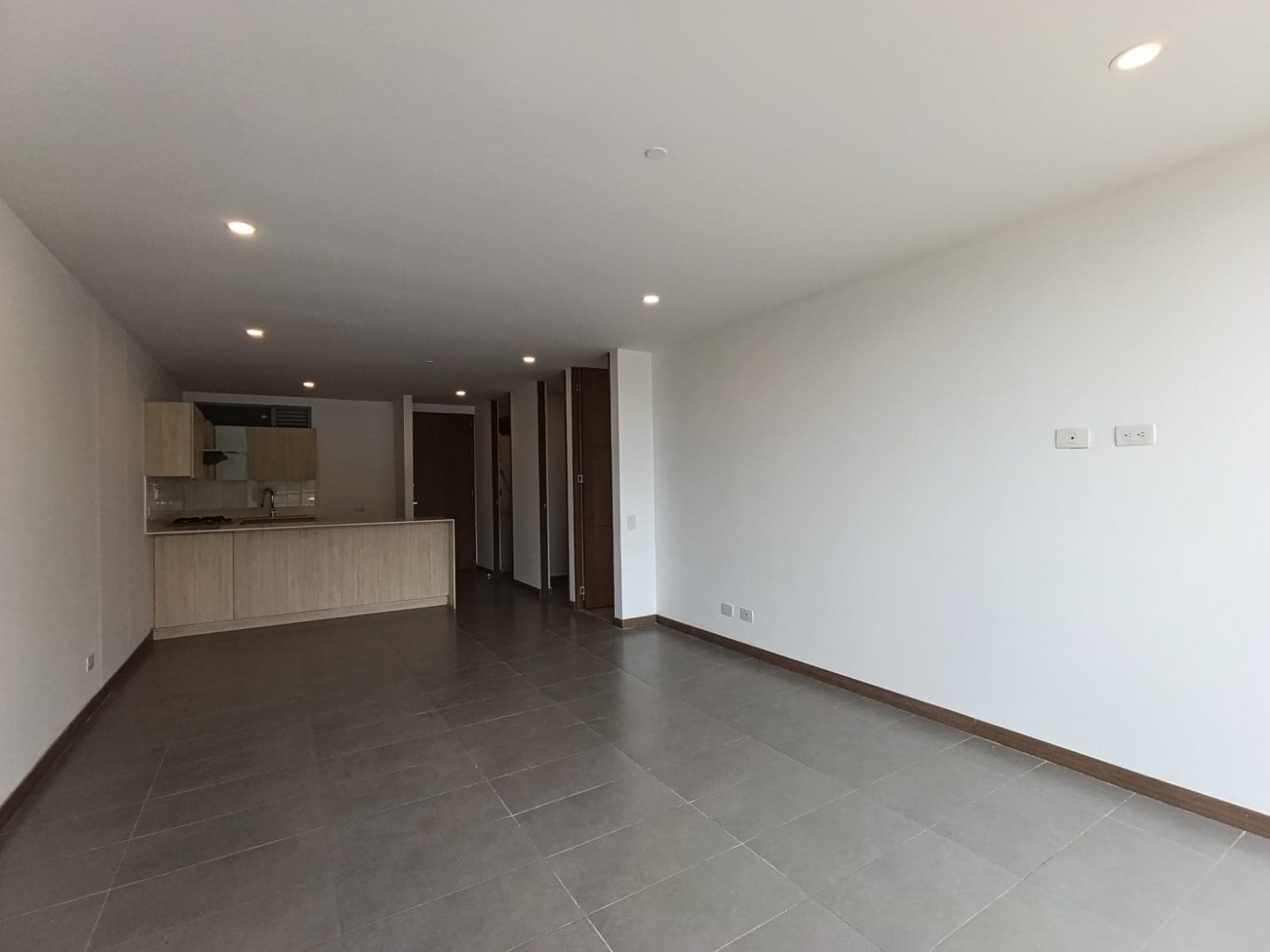 Apartamento en arriendo en Los Balsos, El Poblado, Medellín — foto 3 de 10