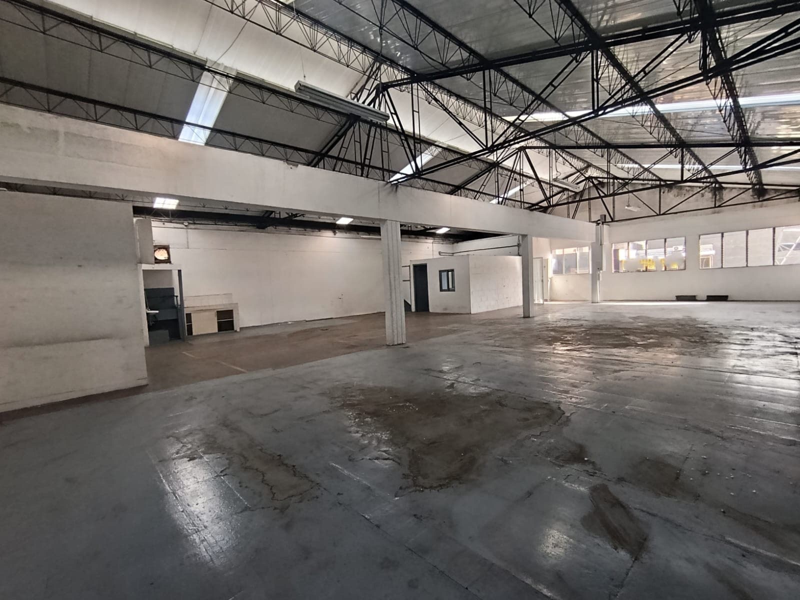 Bodega en arriendo en Barrio Colombia, El Poblado, Medellín — foto 1 de 15