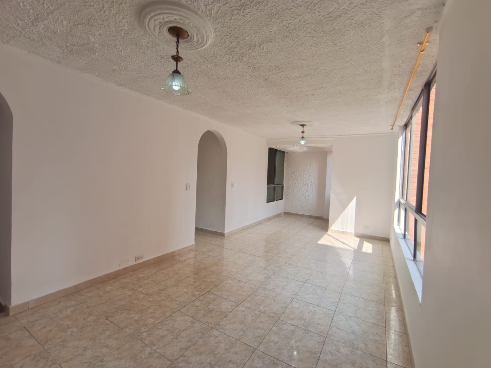 Apartamento en arriendo en Los Colores, Laureles, Medellín — foto 1 de 17