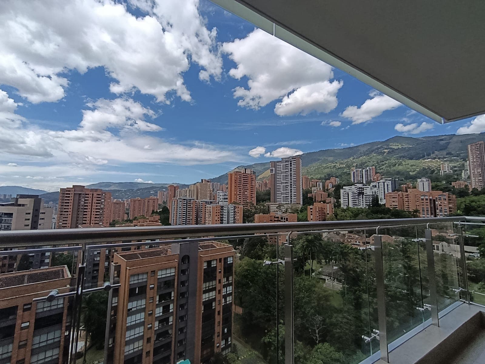 Apartamento en arriendo en Los Balsos, El Poblado, Medellín — foto 1 de 15