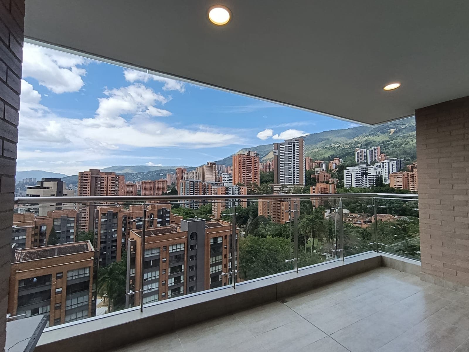 Apartamento en arriendo en Los Balsos, El Poblado, Medellín — foto 2 de 15