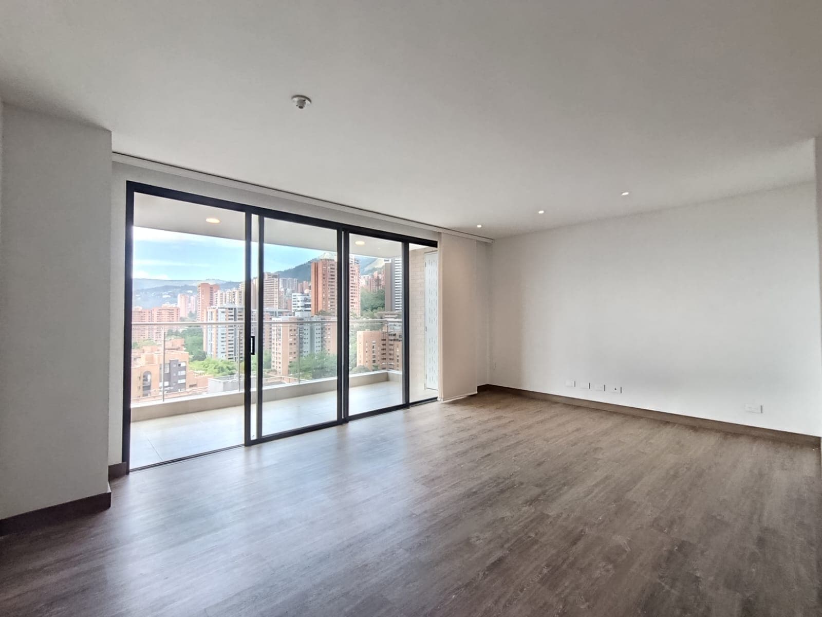 Apartamento en arriendo en Los Balsos, El Poblado, Medellín — foto 3 de 15