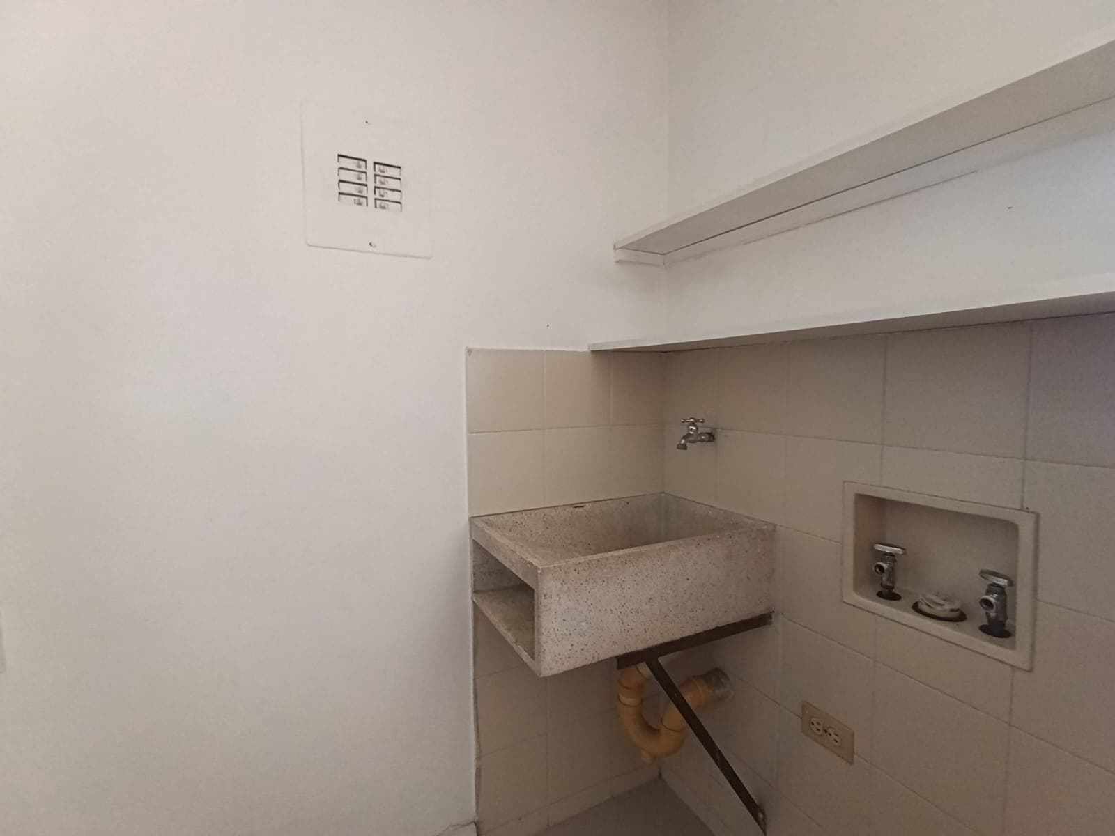 Apartamento en arriendo en Aguacatala, El Poblado, Medellín — foto 5 de 13