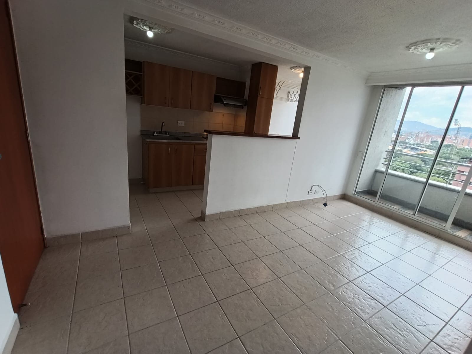 Apartaestudio en arriendo en Los Colores, Laureles, Medellín — foto 1 de 17