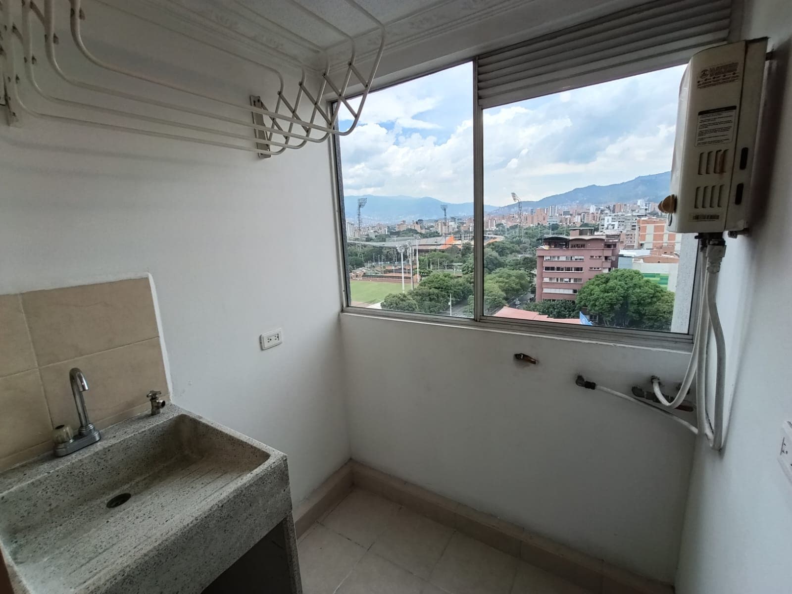 Apartaestudio en arriendo en Los Colores, Laureles, Medellín — foto 5 de 17