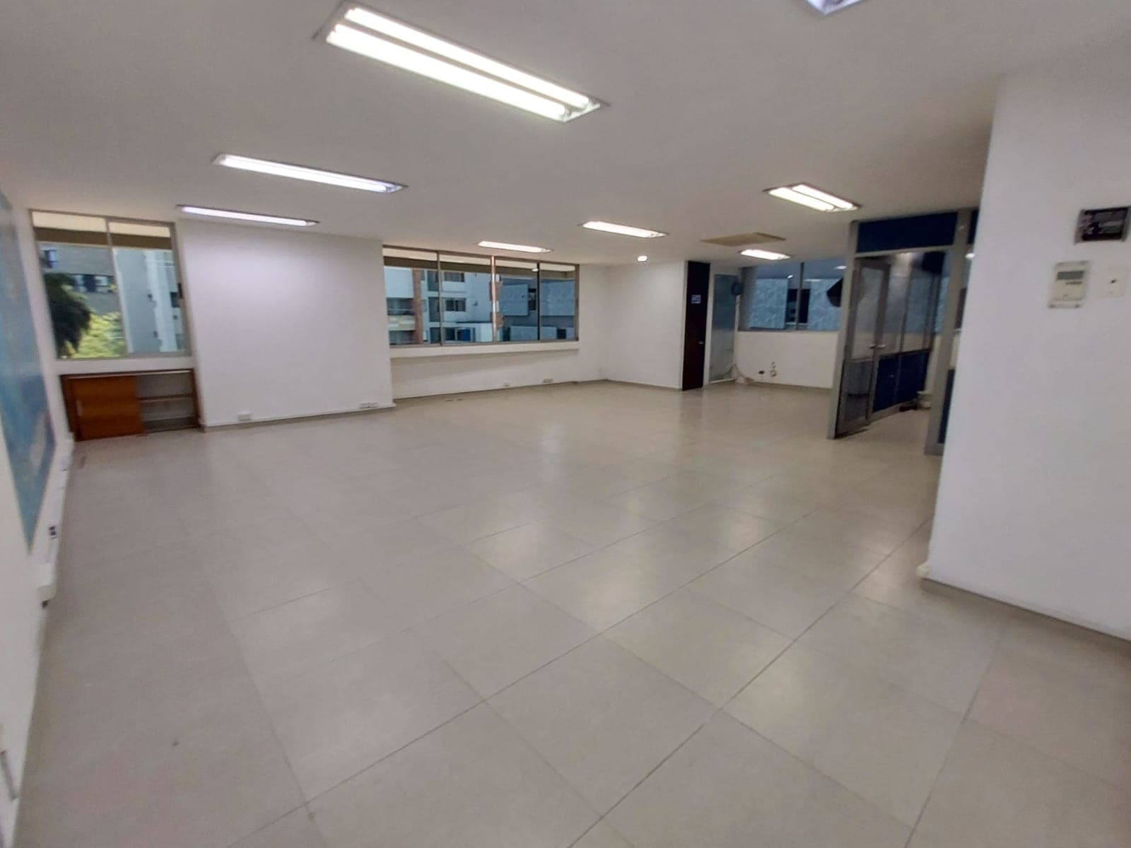 Oficina en arriendo en Los Balsos, El Poblado, Medellín — foto 3 de 10
