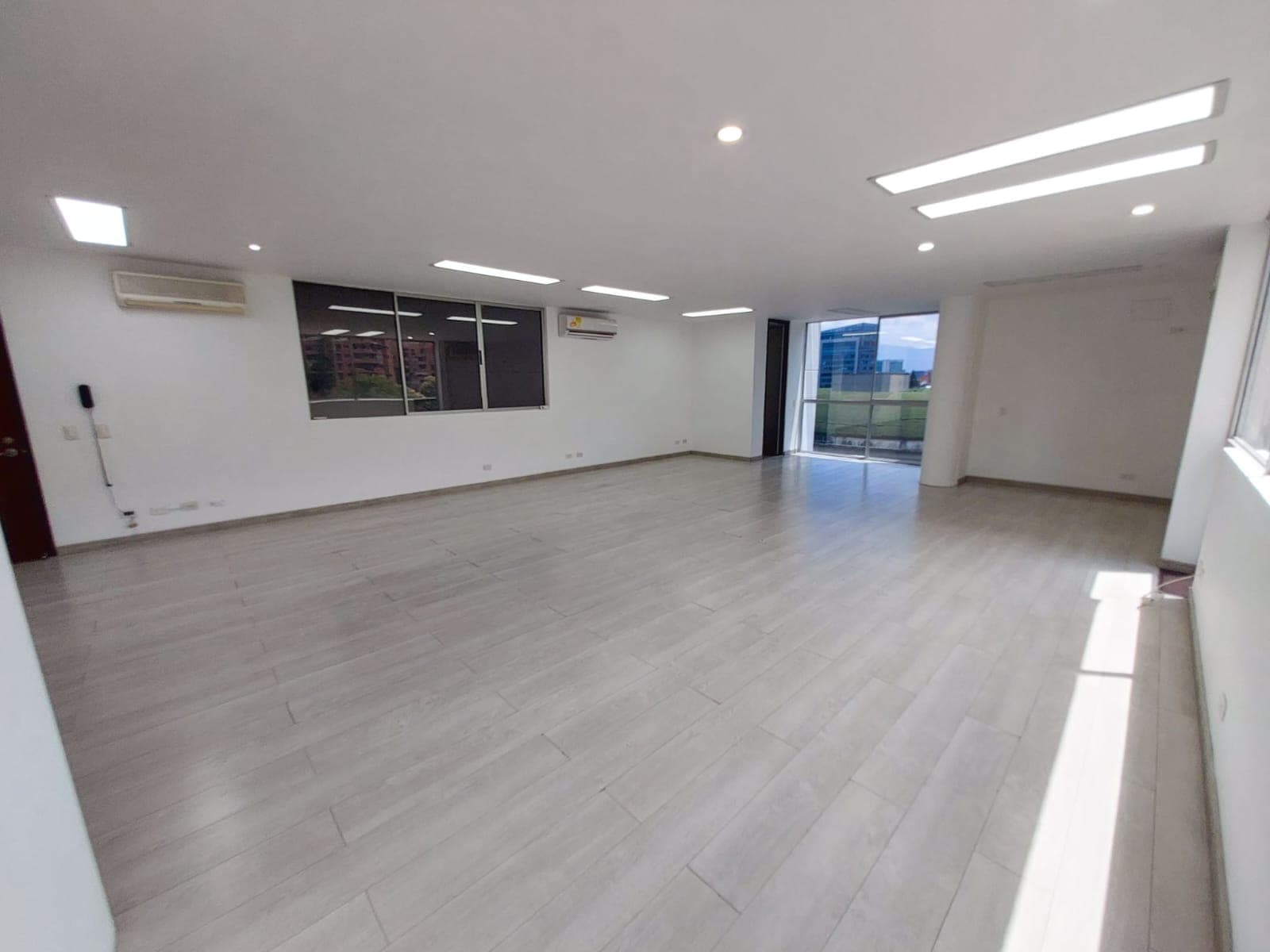 Oficina en arriendo en Los Balsos, El Poblado, Medellín — foto 1 de 11