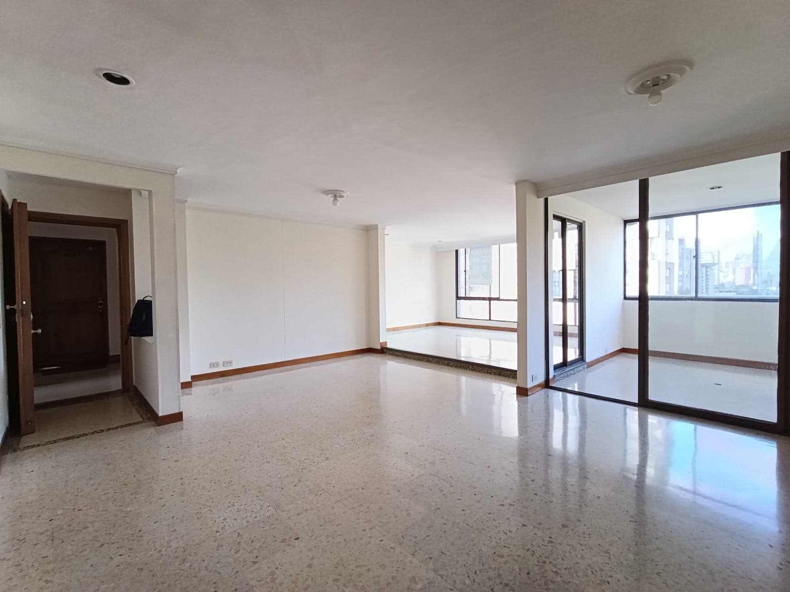 Apartamento en arriendo en Santa María De Los Ángeles, El Poblado, Medellín — foto 2 de 18