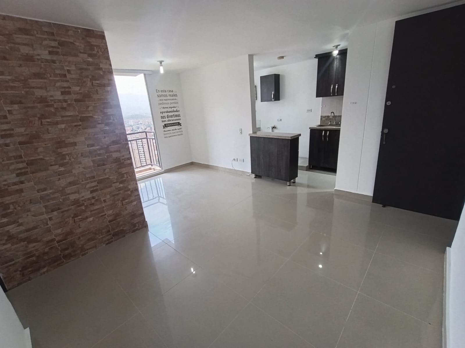 Apartamento en arriendo en Calasanz, La America, Medellín — foto 1 de 17