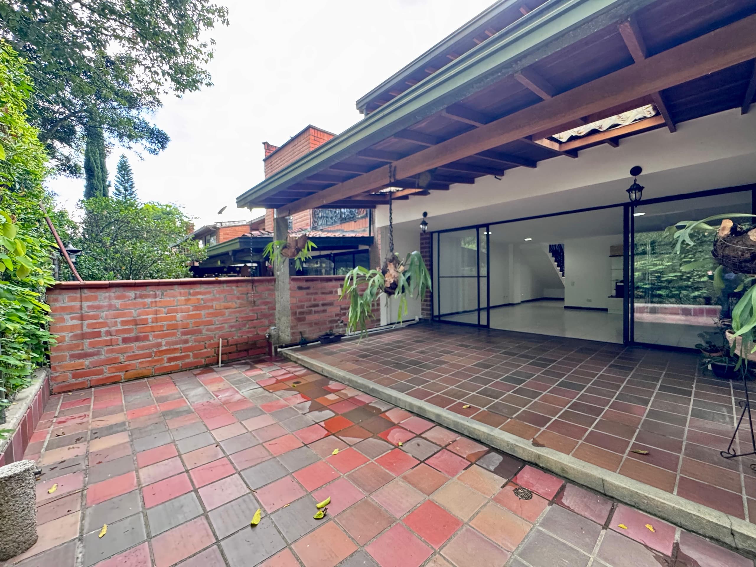 Casa Vivienda en arriendo en Loma de las Brujas, Envigado — foto 1 de 20