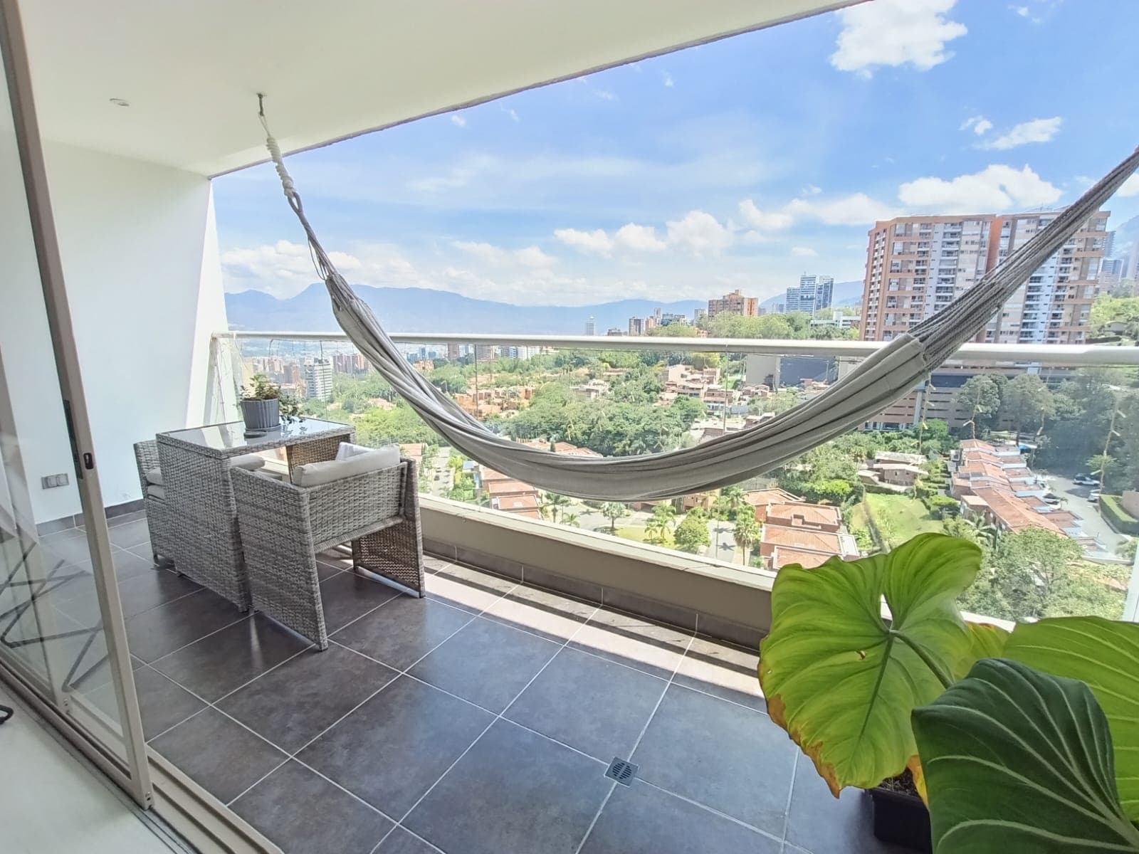 Apartamento en arriendo en Loma del Esmeraldal, Envigado — foto 1 de 15