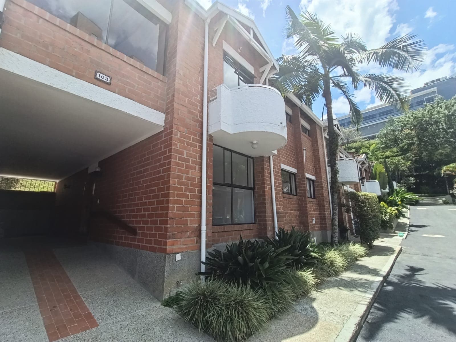 Casa Vivienda en arriendo en El Tesoro, El Poblado, Medellín — foto 1 de 20