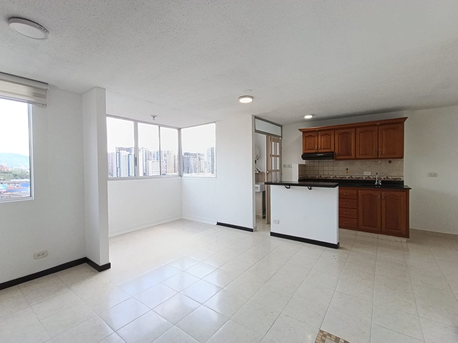 Apartamento en arriendo en Loma de San Julián, El Poblado, Medellín — foto 2 de 11