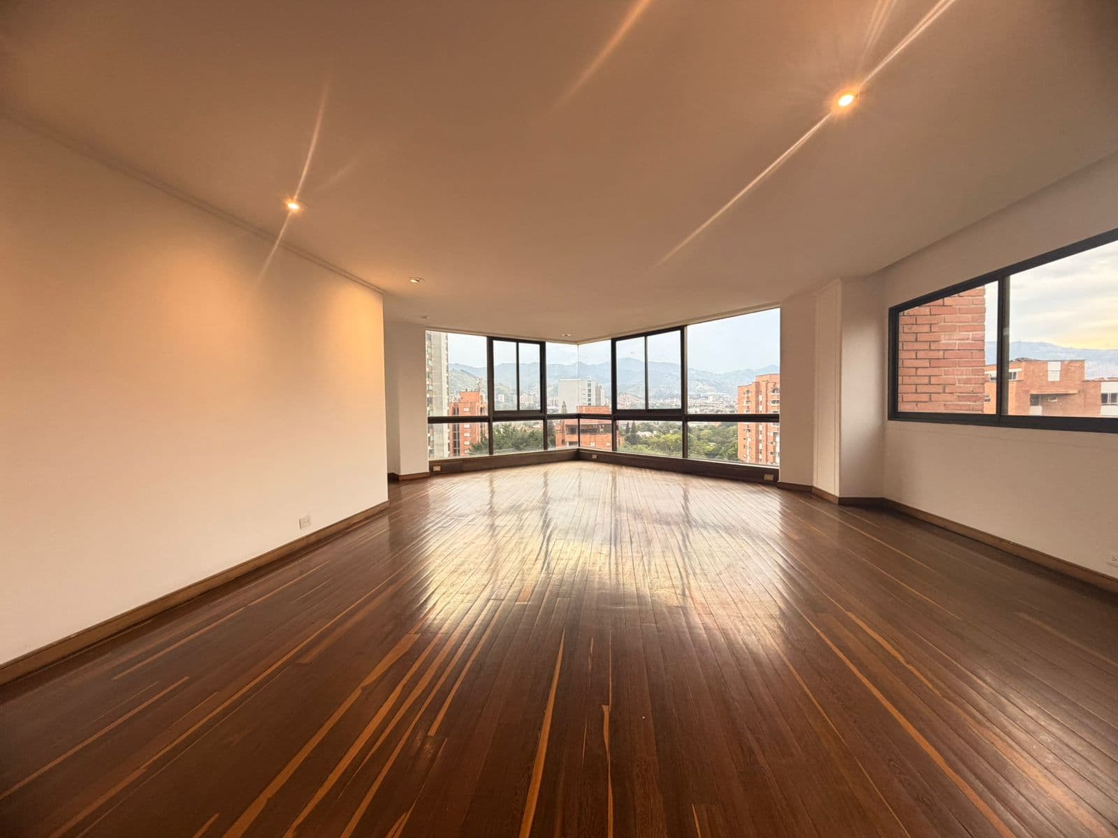 Apartamento en arriendo en Patio Bonito, El Poblado, Medellín — foto 1 de 20