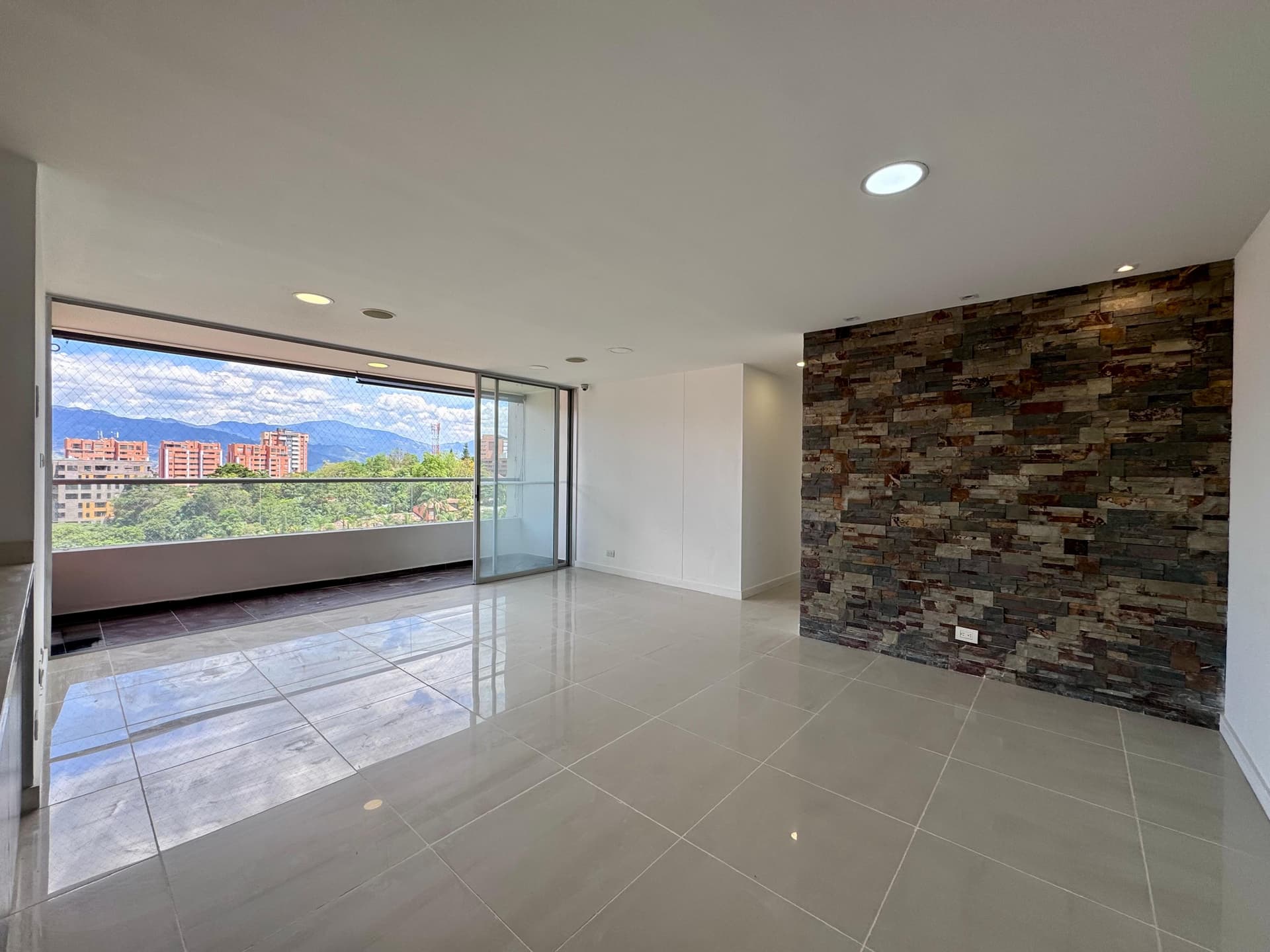 Apartamento en arriendo en Cumbres, Envigado — foto 1 de 17